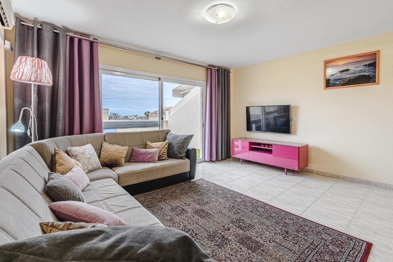 Red Large Family Apartment, Three Floors, 10 Guests *
